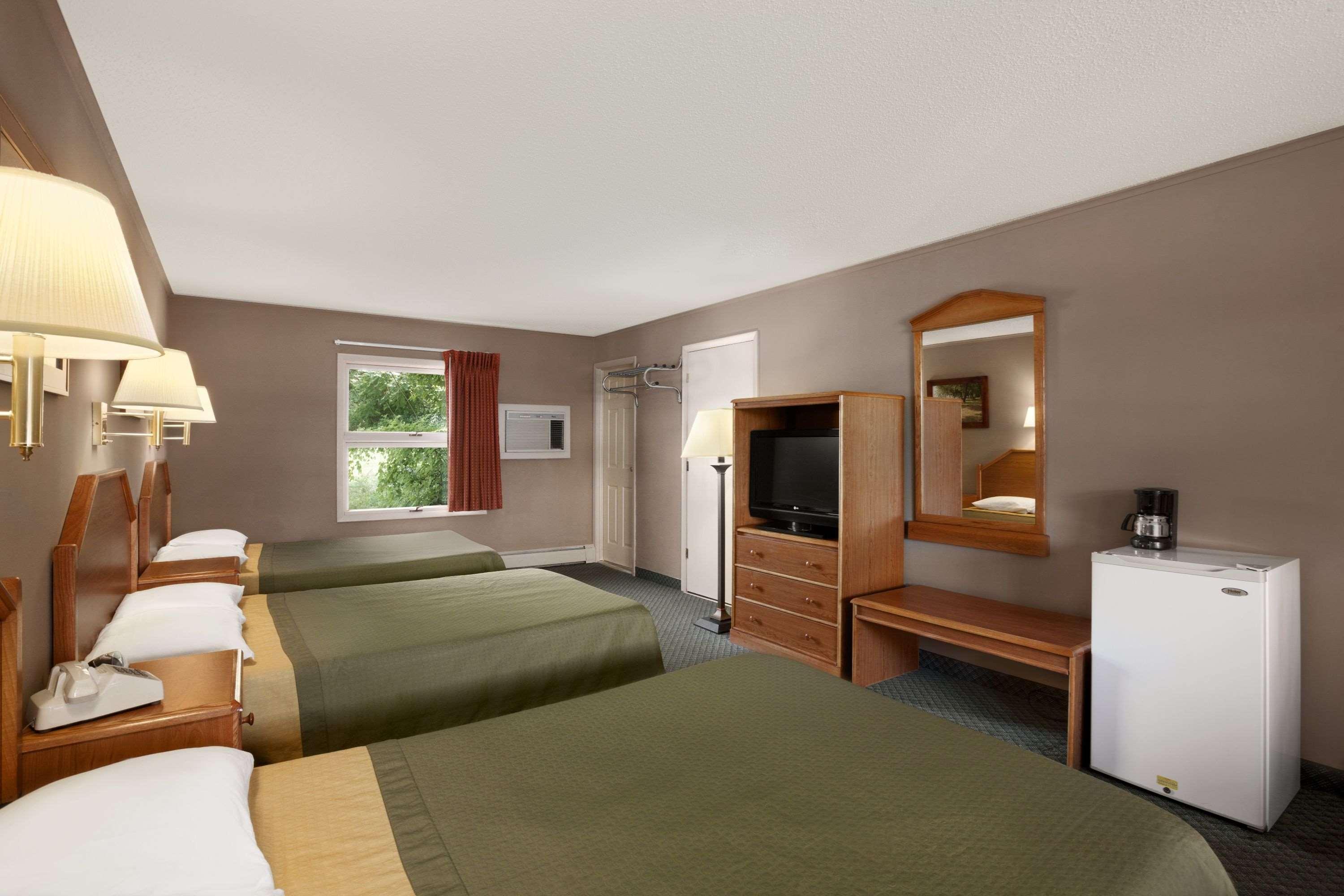 ซูเปอร์ 8 บาย วินด์แฮม เลคจอร์จ/ดาวน์ทาวน์ Hotel ภายนอก รูปภาพ